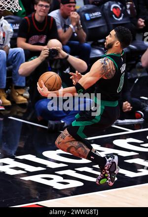 Chicago, États-Unis. 23 mars 2024. L'attaquant des Boston Celtics Jayson Tatum part pour un match de saison régulière entre les Boston Celtics et les Chicago Bulls à Chicago, aux États-Unis, le 23 mars 2024. Crédit : Joel Lerner/Xinhua/Alamy Live News Banque D'Images
