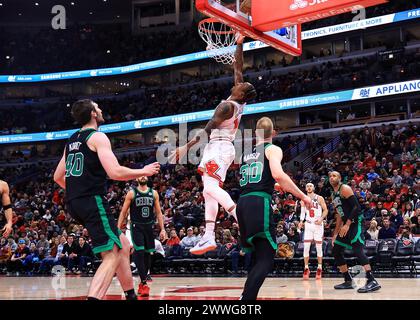 Chicago, États-Unis. 23 mars 2024. L'attaquant DeMar DeRozan (en haut) des Chicago Bulls tire lors d'un match de saison régulière entre les Boston Celtics et les Chicago Bulls à Chicago, aux États-Unis, le 23 mars 2024. Crédit : Joel Lerner/Xinhua/Alamy Live News Banque D'Images