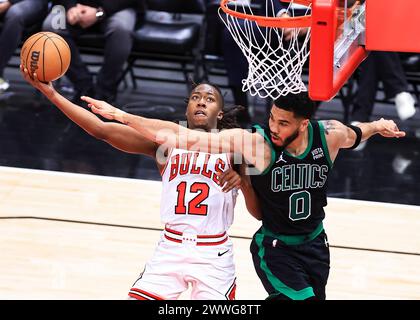 Chicago, États-Unis. 23 mars 2024. Ayo Dosunmu (l), le garde des Chicago Bulls, part pour un match de saison régulière entre les Boston Celtics et les Chicago Bulls à Chicago, aux États-Unis, le 23 mars 2024. Crédit : Joel Lerner/Xinhua/Alamy Live News Banque D'Images