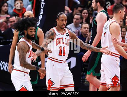 Chicago, États-Unis. 23 mars 2024. Chicago Bulls DeMar DeRozan (C) célèbre avec ses coéquipiers lors d'un match de saison régulière entre les Celtics de Boston et les Bulls de Chicago à Chicago, aux États-Unis, le 23 mars 2024. Crédit : Joel Lerner/Xinhua/Alamy Live News Banque D'Images