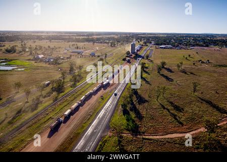 Aérien de camions en file d'attente apportant le blé récolté aux silos du dépôt GrainCorp Wallumbilla Queensland Australie Banque D'Images