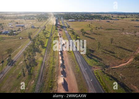 Aérien de camions en file d'attente apportant le blé récolté aux silos du dépôt GrainCorp Wallumbilla Queensland Australie Banque D'Images