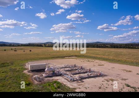 Aérien des puits de gaz de veine de charbon SANTOS GLNG au nord de Wallumbilla une ville rurale et localité de la région de Maranoa, Queensland, Australie Banque D'Images