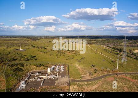 Aérien des puits de gaz de veine de charbon de SANTOS localité de Wallumbilla North dans la région de Maranoa, Queensland, Australie Banque D'Images