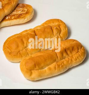 Petits pains au beurre frais pour le petit déjeuner isolé, fond de pain au beurre doux. Banque D'Images