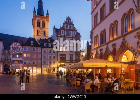 Trèves : Square Hauptmarkt, église équipée Gangolf, maison Steipe, restaurant à Moselle, Rhénanie-Palatinat, Rhénanie-Palatinat, Allemagne Banque D'Images