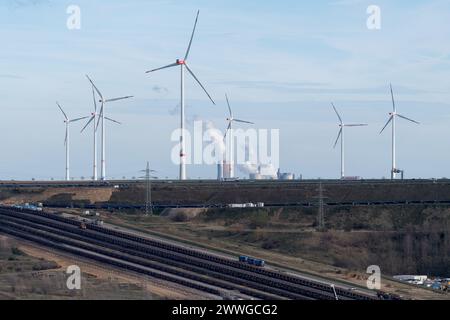 Mine de charbon à ciel ouvert de Tagebau Garzweiler et RWE Power AG Kraftwerk Niederaußem, Rhénanie du Nord-Westphalie, Allemagne © Wojciech Strozyk / Alamy Banque D'Images