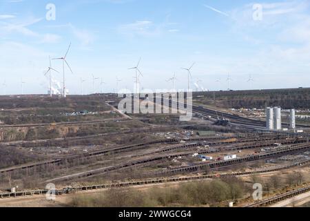 Mine de charbon à ciel ouvert de Tagebau Garzweiler avec RWE Power AG Kraftwerk Neurath Grevenbroich et RWE Power AG Kraftwerk Niederaußem, North RHI Banque D'Images