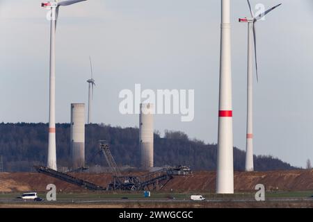 Mine de charbon à ciel ouvert de Tagebau Garzweiler à Garzweiler avec RWE Power AG Kraftwerk inutilisée à Frimmersdorf, Rhénanie du Nord-Westphalie, Allemagne © Wojciech Str Banque D'Images