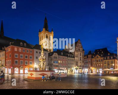 Trèves : Square Hauptmarkt, église équipée Gangolf, Petrusbrunnen (préparé Peter's Fountain) in Moselle, Rhénanie-Palatinat, Allemagne Banque D'Images