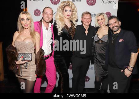Ornella-Katharina, Steve Ash, Pamela Power, Sören Bauer, Verena Kerth und Marc Terenzi BEI der Doppelfeier 5 Jahre Faceclub und Geburtstag von Sören Bauer in der Kasematte 20. Hambourg, 23.03.2024 *** Ornella Katharina, Steve Ash, Pamela Power, Sören Bauer, Verena Kerth et Marc Terenzi lors de la double célébration des 5 ans de Faceclub et de l'anniversaire de Sören Bauers à Kasematte 20 Hambourg, 23 03 2024 Foto:xgbrcix/xFuturexImagex bauer 4318 Banque D'Images
