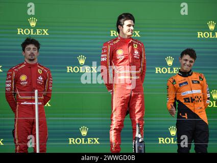 MELBOURNE, AUSTRALIE. 24 mars 2024. 16 Charles Leclerc (MCO) Scuderia Ferrari (à gauche) à la deuxième place, vainqueur 55 Carlos Sainz Jr. (ESP) Scuderia Ferrari, troisième place 04 Lando Norris (GBR) McLaren Formula 1 Team (à droite) célébrations du podium suite à l'achèvement du Rolex Australian Grand Prix FIA de formule 1 2024 3e tour du 22 au 24 mars à l'Albert Park Street circuit, Melbourne, Australie. Crédit : Karl Phillipson/Alamy Live News. Banque D'Images