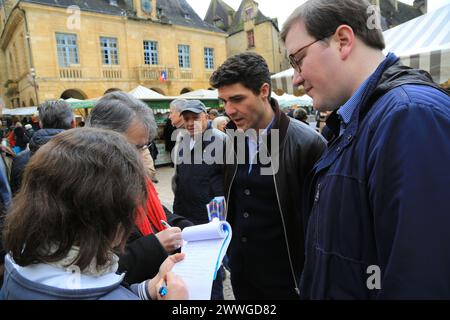 Aurélien Pradié, homme politique français « les Républicains », député du département du Lot, lors de la campagne électorale municipale à Sarlat en Périgord Noi Banque D'Images