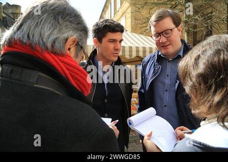 Aurélien Pradié, homme politique français « les Républicains », député du département du Lot, lors de la campagne électorale municipale à Sarlat en Périgord Noi Banque D'Images