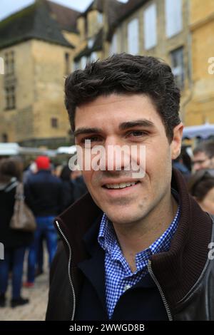 Aurélien Pradié, homme politique français « les Républicains », député du département du Lot, lors de la campagne électorale municipale à Sarlat en Périgord Noi Banque D'Images