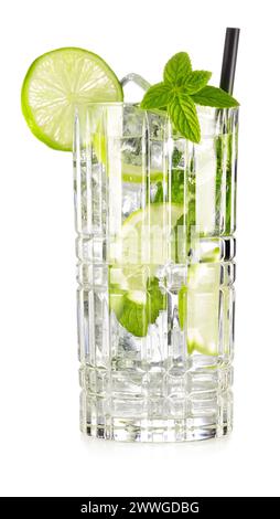 Cocktail mojito frais dans un grand gobelet en cristal garni de tranche de citron vert et de feuilles de menthe isolé sur fond blanc. Banque D'Images