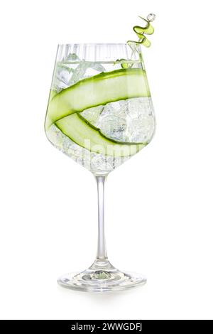 Cocktail gin et tonique avec tranches de concombre isolé sur fond blanc Banque D'Images