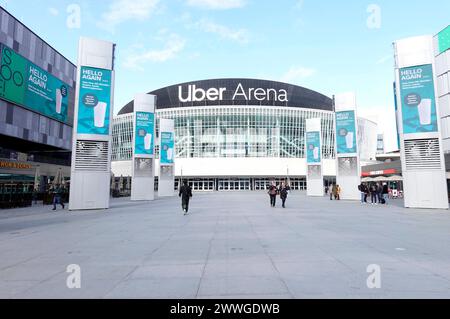Neuer Schriftzug nach der Umbenennung der Mercedes-Benz Arena dans Uber Arena. IM September 2008 wurde die Mehrzweckhalle erstmals als o2-World eröffnet, mit 17,000 Plätzen ist es die größte Halle dieser Art in Berlin und die zweitgrößte Deutschlands. 2015 wechselte nom und Sponsor dann dans Mercedes-Benz-Arena. Berlin, 23.03.2024 *** Nouveau lettrage suite au changement de nom de la Mercedes Benz Arena en Uber Arena en septembre 2008, la salle polyvalente a été ouverte pour la première fois sous le nom o2 World, avec 17 000 places, c'est la plus grande salle de ce type à Berlin et la deuxième plus grande en Allemagne en 201 Banque D'Images