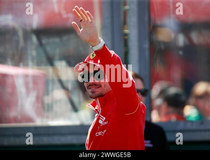 Melbourne, Australie. 24 mars 2024. Charles Leclerc de Monaco, de Ferrari, fait la vague devant les spectateurs lors du Grand Prix australien de formule 1 à Albert Park à Melbourne, en Australie, le 24 mars 2024. Crédit : ma Ping/Xinhua/Alamy Live News Banque D'Images