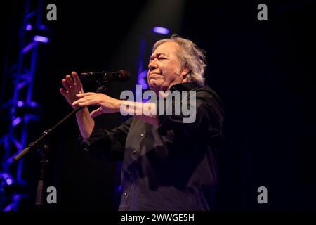 Porto, Portugal. 23 mars 2024. Le chanteur portugais Sérgio Godinho se produit en concert au Coliseu do Porto, avec deux invités spéciaux, Garota Não et Canto Nono, un mois avant les célébrations du 50e anniversaire d'avril 25, la Révolution des œillets. (Photo de Rita Franca/SOPA images/SIPA USA) crédit : SIPA USA/Alamy Live News Banque D'Images