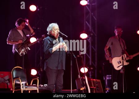 Porto, Portugal. 23 mars 2024. Le chanteur portugais Sérgio Godinho se produit en concert au Coliseu do Porto, avec deux invités spéciaux, Garota Não et Canto Nono, un mois avant les célébrations du 50e anniversaire d'avril 25, la Révolution des œillets. (Photo de Rita Franca/SOPA images/SIPA USA) crédit : SIPA USA/Alamy Live News Banque D'Images