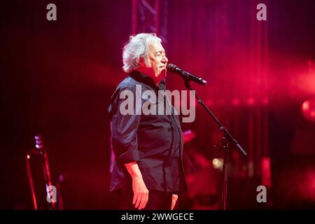 Porto, Portugal. 23 mars 2024. Le chanteur portugais Sérgio Godinho se produit en concert au Coliseu do Porto, avec deux invités spéciaux, Garota Não et Canto Nono, un mois avant les célébrations du 50e anniversaire d'avril 25, la Révolution des œillets. (Photo de Rita Franca/SOPA images/SIPA USA) crédit : SIPA USA/Alamy Live News Banque D'Images