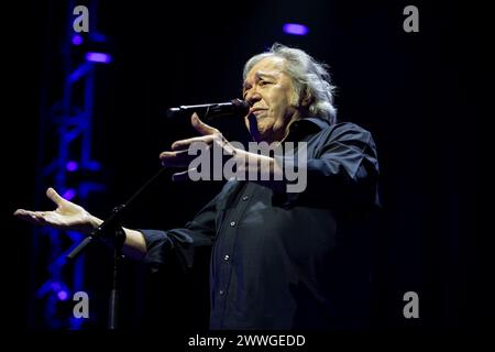 Porto, Portugal. 23 mars 2024. Le chanteur portugais Sérgio Godinho se produit en concert au Coliseu do Porto, avec deux invités spéciaux, Garota Não et Canto Nono, un mois avant les célébrations du 50e anniversaire d'avril 25, la Révolution des œillets. (Photo de Rita Franca/SOPA images/SIPA USA) crédit : SIPA USA/Alamy Live News Banque D'Images