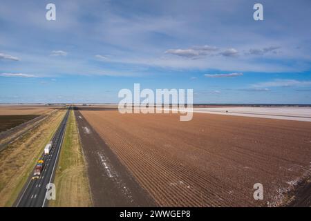 Aérienne de Warrego Highway passant devant des champs de coton récoltés près de Dalby Queensland Australie Banque D'Images