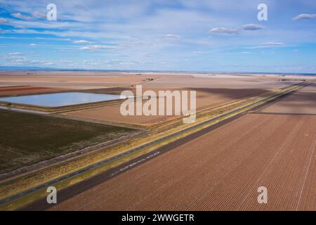 Aérienne de Warrego Highway traversant des champs de coton récoltés avec stockage d'eau à la ferme près de Dalby Queensland Australie Banque D'Images