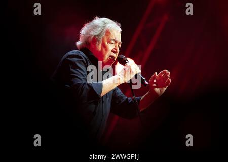 Porto, Portugal. 23 mars 2024. Le chanteur portugais Sérgio Godinho se produit en concert au Coliseu do Porto, avec deux invités spéciaux, Garota Não et Canto Nono, un mois avant les célébrations du 50e anniversaire d'avril 25, la Révolution des œillets. Crédit : SOPA images Limited/Alamy Live News Banque D'Images