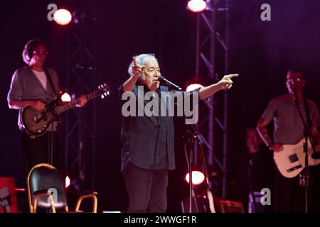 Porto, Portugal. 23 mars 2024. Le chanteur portugais Sérgio Godinho se produit en concert au Coliseu do Porto, avec deux invités spéciaux, Garota Não et Canto Nono, un mois avant les célébrations du 50e anniversaire d'avril 25, la Révolution des œillets. Crédit : SOPA images Limited/Alamy Live News Banque D'Images