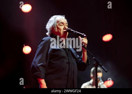 Porto, Portugal. 23 mars 2024. Le chanteur portugais Sérgio Godinho se produit en concert au Coliseu do Porto, avec deux invités spéciaux, Garota Não et Canto Nono, un mois avant les célébrations du 50e anniversaire d'avril 25, la Révolution des œillets. Crédit : SOPA images Limited/Alamy Live News Banque D'Images