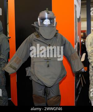 Vêtements de protection modernes pour l'élimination des bombes présentés sur stand, Ukraine Banque D'Images