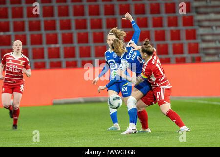 Liège, Belgique. 23 mars 2024. Maud Coutereels (17 ans) de Standard dans un duel avec Amber Maximus (9 ans) de AA Gent photographié lors d'un match de football féminin entre Standard Femina de Liege et AA Gent Ladies le 1er jour de match dans les play offs de la saison 2023 - 2024 dans le Lotto belge Womens Super Ligue, le samedi 23 mars 2024 à Liège, BELGIQUE . Crédit : Sportpix/Alamy Live News Banque D'Images