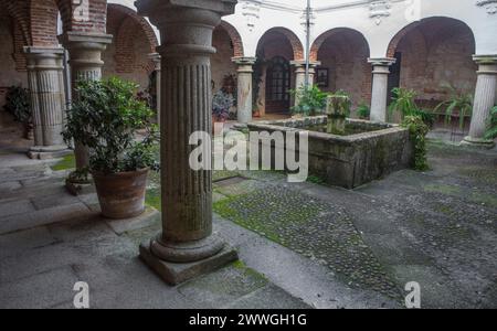 P. de Acim, Espagne - 21 janvier 2024 : Nouveau cloître du couvent El Palancar, Pedroso de Acim, Caceres, Espagne Banque D'Images