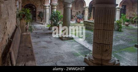 P. de Acim, Espagne - 21 janvier 2024 : Nouveau cloître du couvent El Palancar, Pedroso de Acim, Caceres, Espagne Banque D'Images