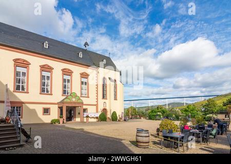 Bernkastel-Kues : ancienne abbaye de Machern, restaurant en plein air à Moselle, Rhénanie-Palatinat, Allemagne Banque D'Images
