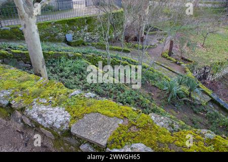 P. de Acim, Espagne - 21 janvier 2024 : jardins extérieurs du couvent El Palancar, Pedroso de Acim, Caceres, Espagne Banque D'Images