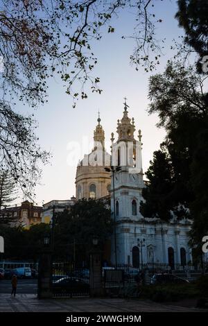 Vue en soirée de la basilique d'Estrela depuis le parc Jardim Da Estrela à Lisbonne, Portugal. 2 février 2024. Banque D'Images