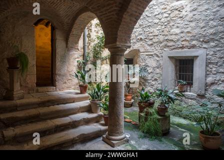 P. de Acim, Espagne - 21 janvier 2024 : Vieux cloître du couvent El Palancar, Pedroso de Acim, Caceres, Espagne Banque D'Images