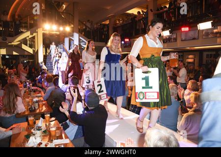 Defilee der Kandidatinnen im Dirndl, Wahl zur Hamburger Bierkönigin 2024, Hamburg Hat eine neue Königin : Im Brauhaus Blockbräu an den Pauli Landungsbrücken wählte eine jury aus 10 Kandidatinnen die Bierkönigin und die Bierprinzessin 2024, Hambourg 23.3.2024 *** Défilé des candidats dans dirndls, élection de la reine de la bière de Hambourg 2024, Hambourg a une nouvelle reine dans la brasserie Blockbräu à St Pauli Landungsbrücken, un jury a sélectionné la Beer Queen et la Beer Princess 2024 parmi 10 candidats, Hambourg 23 3 2024 Banque D'Images