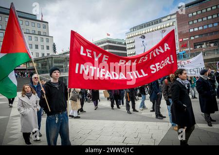 Stockholm, Suède. 24 mars 2024. Au cœur de Stockholm, à Sergels Torg, des gens se sont rassemblés pour une manifestation exprimant leur solidarité avec la Palestine. Cette Assemblée est organisée en réponse aux événements tragiques du 7 octobre 2023, lorsque le Hamas a lancé une attaque contre Israël. L'incident est rapidement devenu l'un des jours les plus meurtriers de l'histoire israélienne et palestinienne moderne, provoquant de vives réactions internationales. (Crédit image : © Joel Lindhe/ZUMA Press Wire) USAGE ÉDITORIAL SEULEMENT! Non destiné à UN USAGE commercial ! Banque D'Images