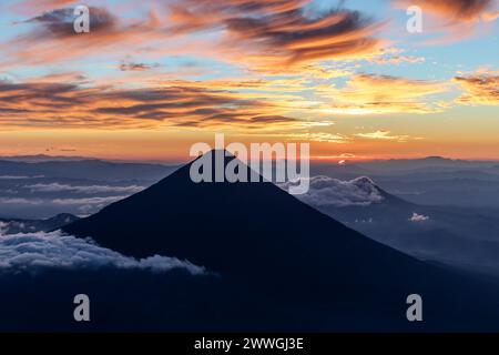 Silhouette de volcan de Agua au lever ou coucher de soleil orange feu vu du sommet du volcan de acatenango, guatemala Banque D'Images