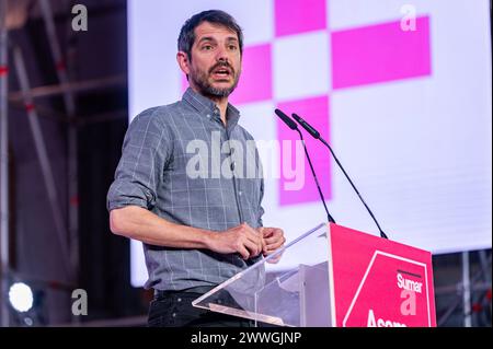 Madrid, Espagne. 23 mars 2024. Ernest Urtasun, ministre espagnol de la culture, vu parler lors de l'Assemblée du parti politique espagnol de gauche Sumar célébré au centre d'événements la Nave de Villaverde à Madrid. (Photo Alberto Gardin/SOPA images/SIPA USA) crédit : SIPA USA/Alamy Live News Banque D'Images