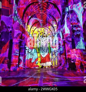 Exeter, Devon, Royaume-Uni. 09 janvier 2024. Spectacle son et lumière immersif, donnant vie au spectacle des joyaux de la Couronne et des couronnements, à la cathédrale d'Exeter. Mardi 9 – samedi 13 janvier 2024 après son lancement à la Tour de Londres, la cathédrale d’Exeter sera le premier lieu de visite à accueillir ce spectaculaire nouveau spectacle son et lumière, inspiré par les joyaux de la Couronne et leur rôle dans la cérémonie du couronnement. Crédit : Nidpor/Alamy Live News Banque D'Images