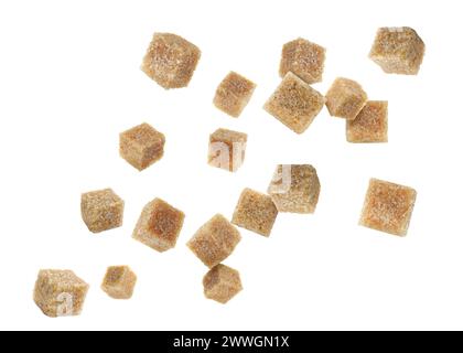 Cubes de sucre de canne brun tombant sur fond blanc Banque D'Images