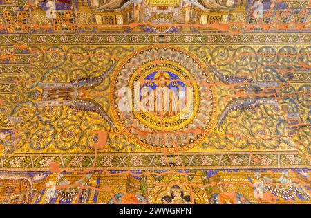 Berlin, Allemagne - 22 mars 2024 : vue du plafond en mosaïque à l'intérieur de l'église commémorative Kaiser Wilhelm (Kaiser-Wilhelm-Gedachtniskirche) à Berlin closeu Banque D'Images