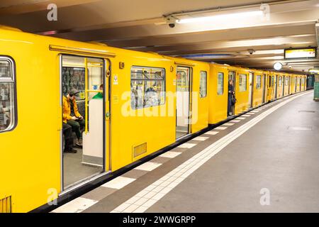 Berlin, Allemagne - 22 mars 2024 : station de métro au métro avec train et portes ouvertes à Berlin, Allemagne. Banque D'Images