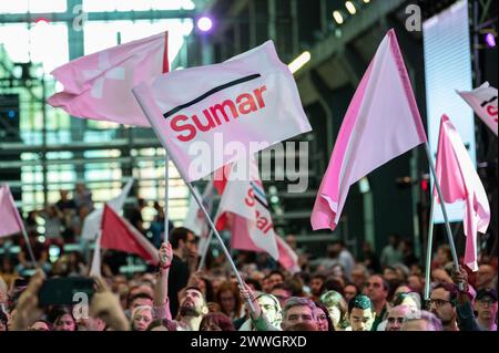 Madrid, Espagne. 23 mars 2024. Les partisans de Sumar brandissent des drapeaux lors de l'acte de fermeture de la première Assemblée de la coalition. Sumar a tenu une Assemblée fondatrice dans le but de doter la formation d'une structure organisationnelle célébrant sa première Assemblée à la Nave, Villaverde. Crédit : Marcos del Mazo/Alamy Live News Banque D'Images