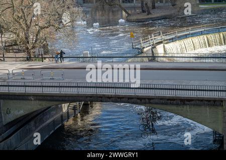 Vue aérienne du pont Gamlebro sur le Motala Stream pendant une journée ensoleillée de printemps en mars 2024 à Norrköping, Suède Banque D'Images